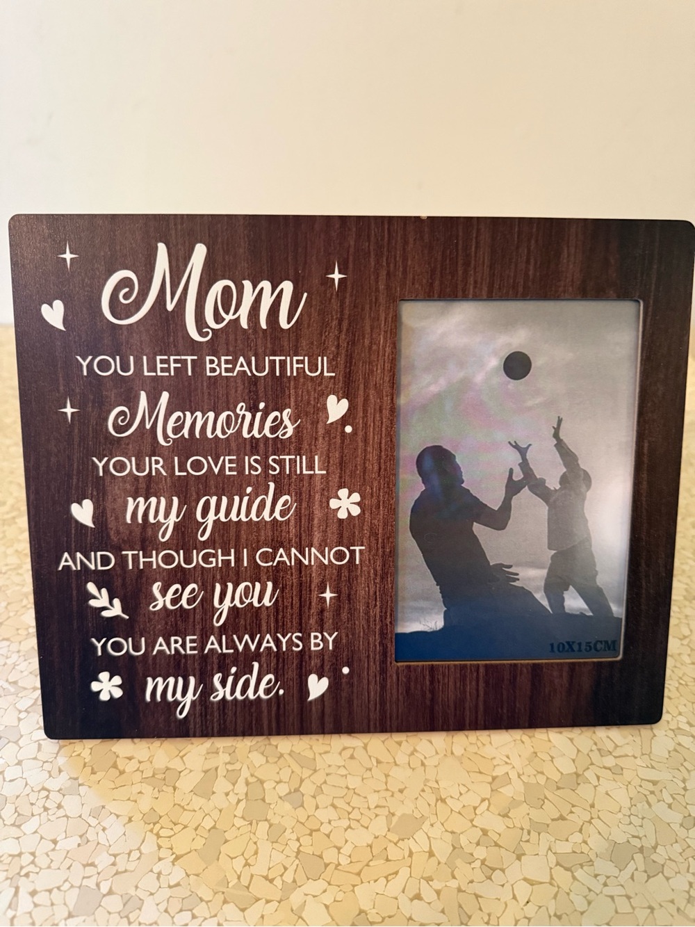 Mom Memories Wood-Grain Photo Frame with Sentiment (Brown)